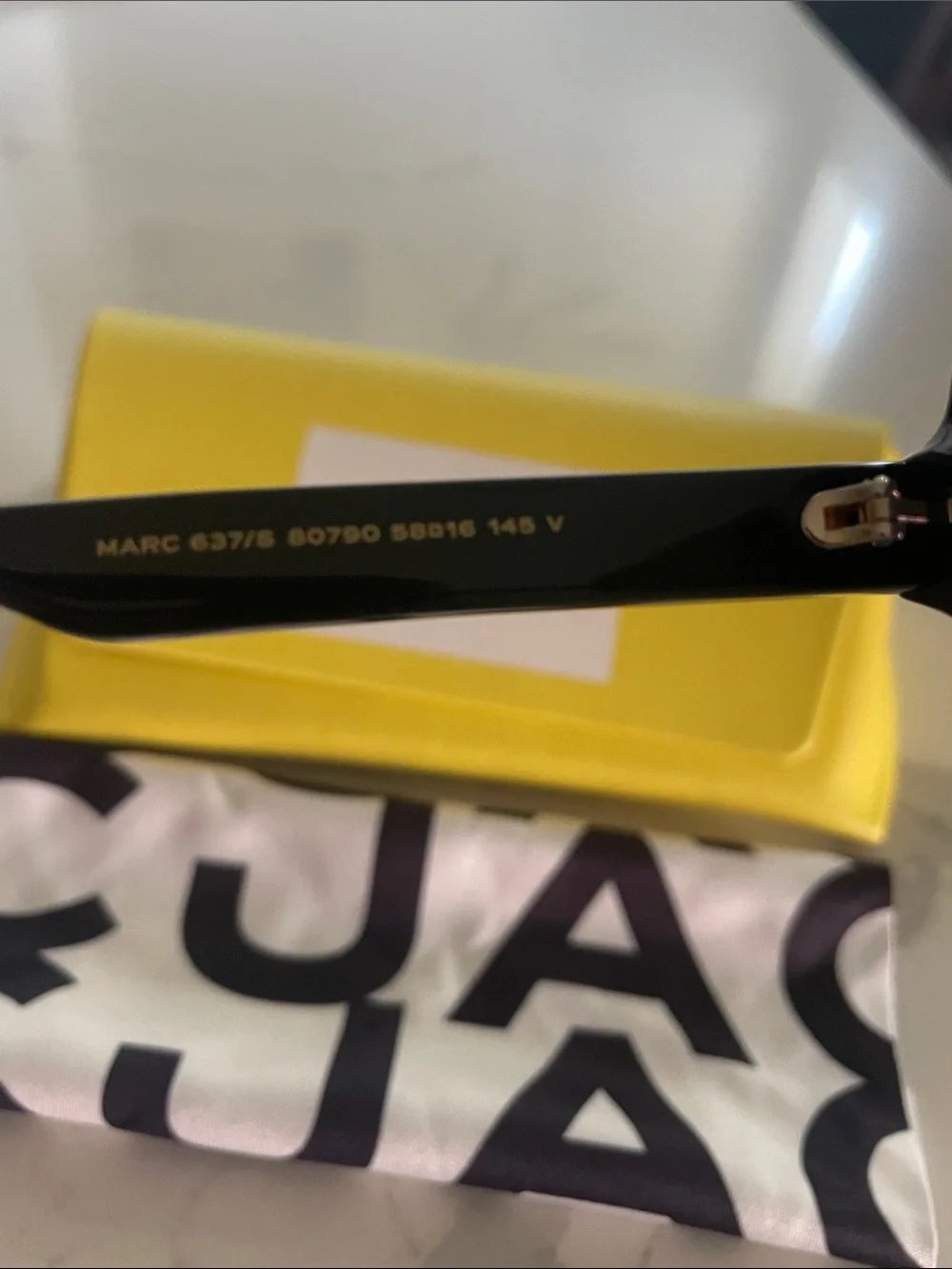 Marc Jacobs Unísex Black Frame Sunglasses w/Gold Accents & Gradient Gray Lenses